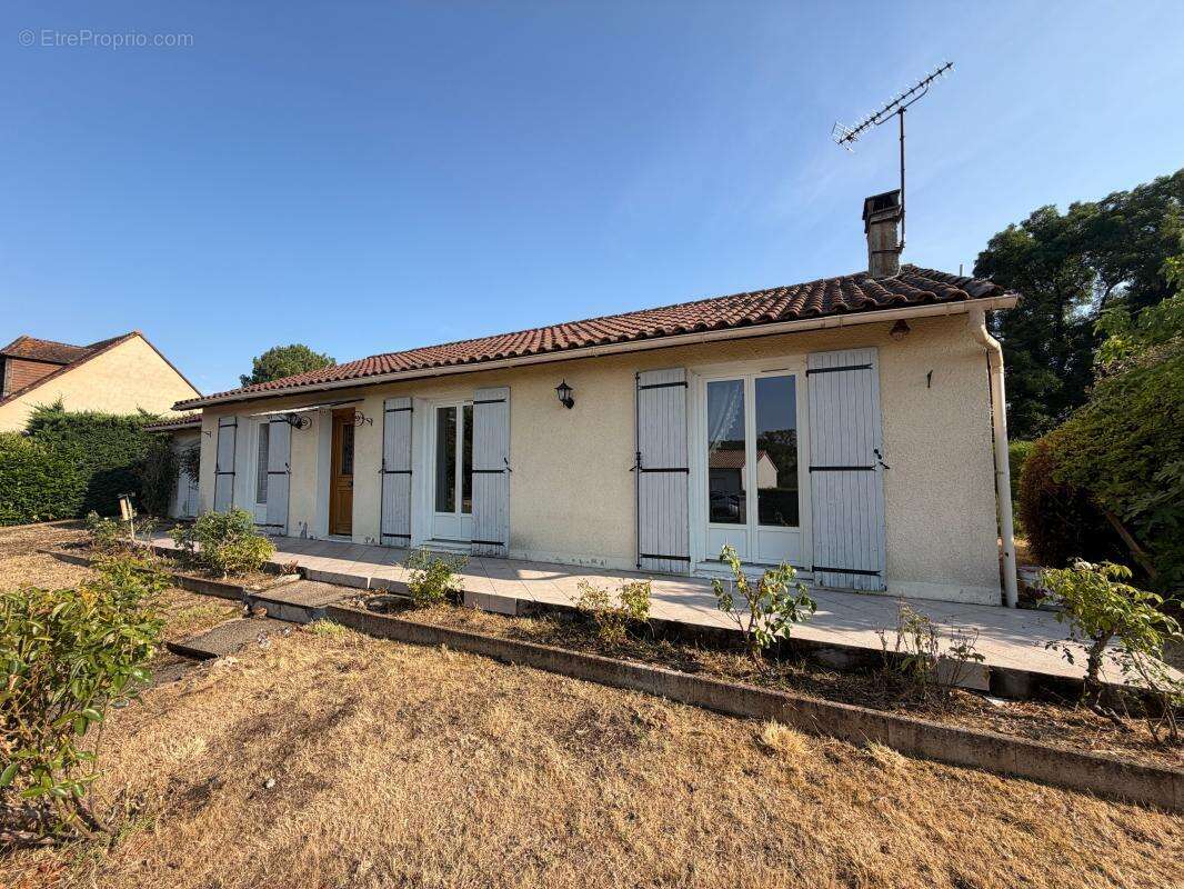 Maison de plain-pied à rénover avec jardin - Manzac-sur-Vern - photo 2