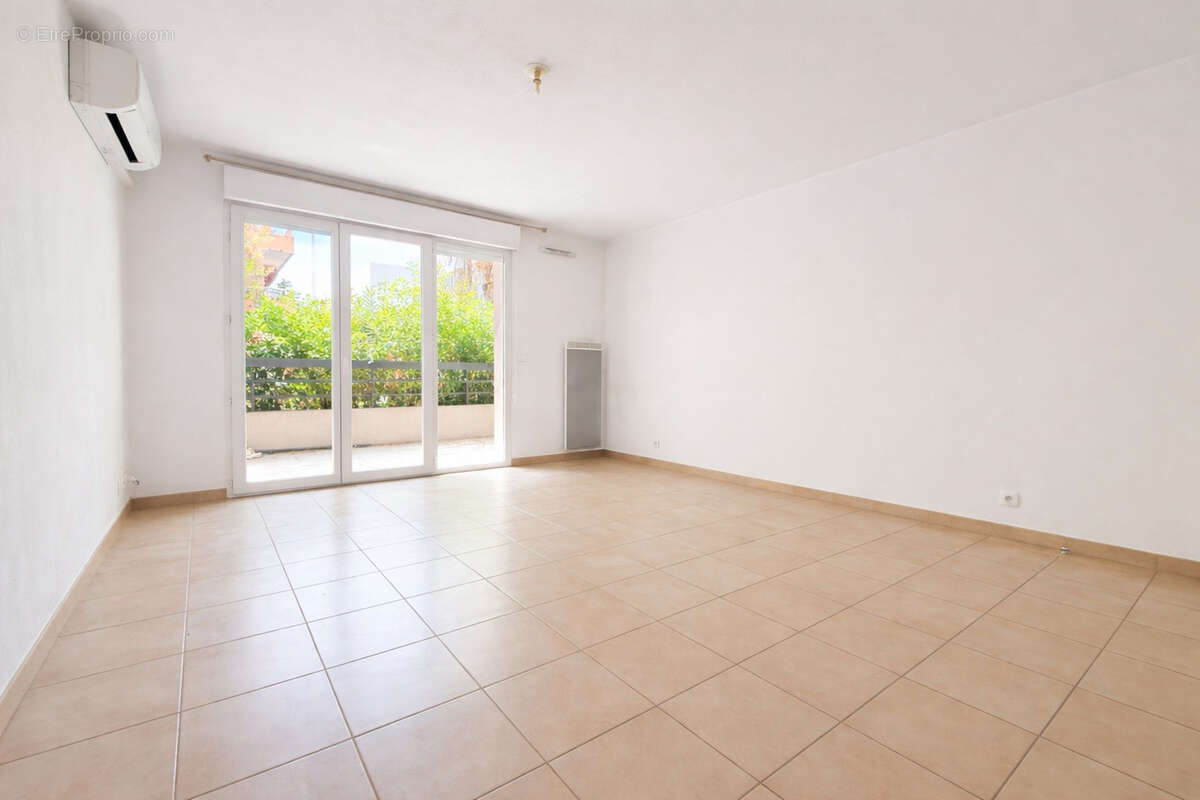 Appartement à SAINT-LAURENT-DU-VAR