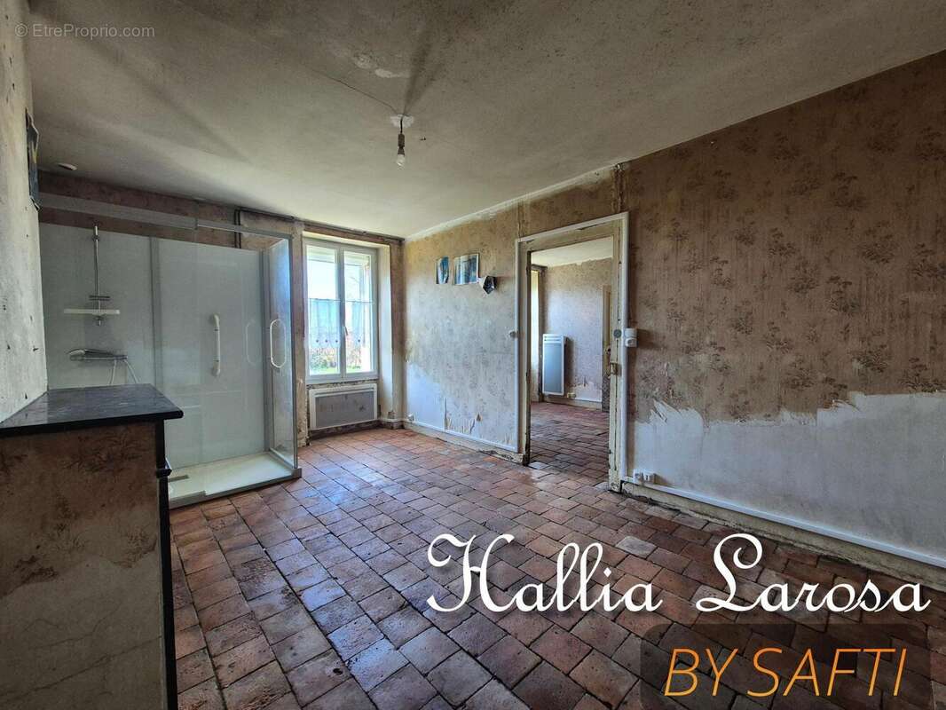 Maison 45 m² à Lathus-Saint-Remy  - photo 8