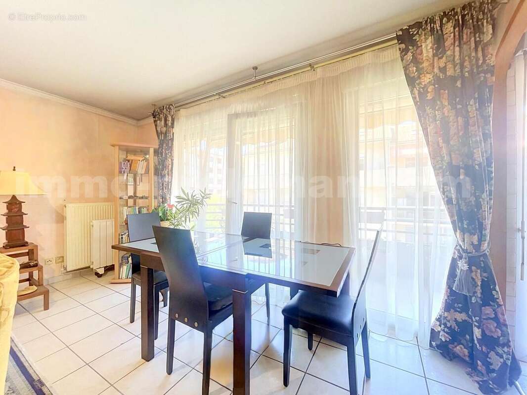 Appartement_T3_Gaillard_frontière_Suisse_direction_GENEVE_CALME_investissement_vente_TERRASSE_vue_salon_séjour_salle_a_manger_
