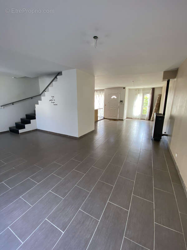 Maison familiale 3 chambres à vendre   Proche écoles, commerces, transports et toutes commodités - photo 2