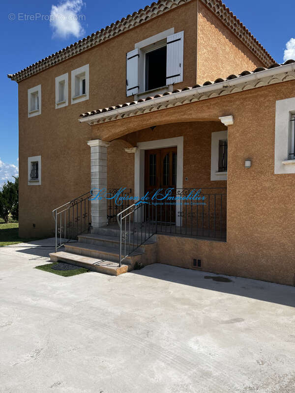 Lédignan - Charmante villa familiale avec piscine sur 2691 m2 de terrain. - photo 2