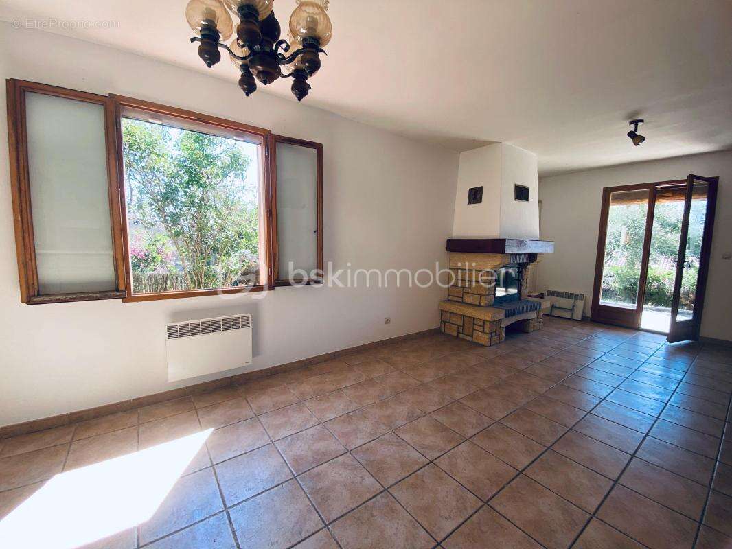 Jolie maison provençale de plain-pied lumineuse avec cheminée - 4 chambres avec garage aménagé et terrain en restanque clôturé d - photo 12