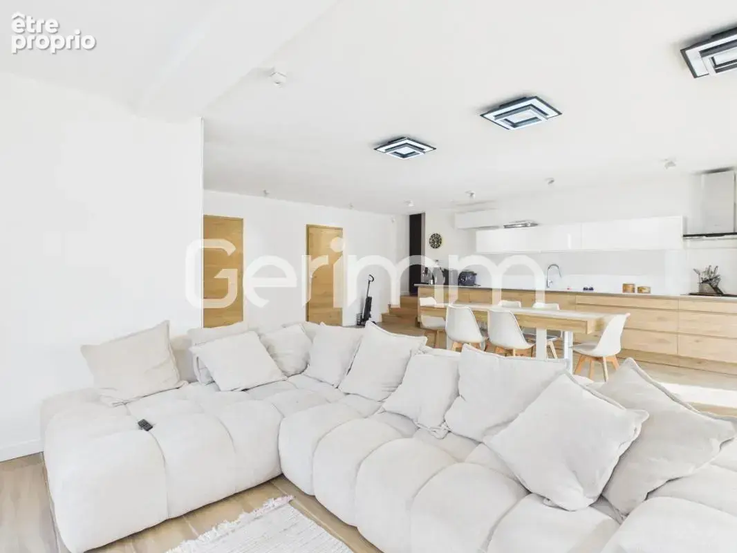 Vente - Maison - 5 pièces + cuisine - 124 m² - 525 000 € - VIF - photo 5