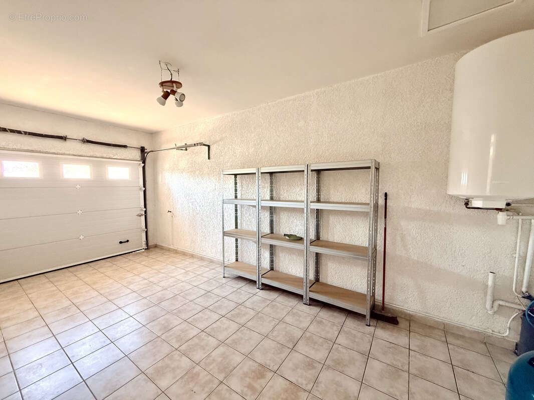 Vente villa plain pied 3 faces de type  et garage, 66300 Trouillas. - photo 8