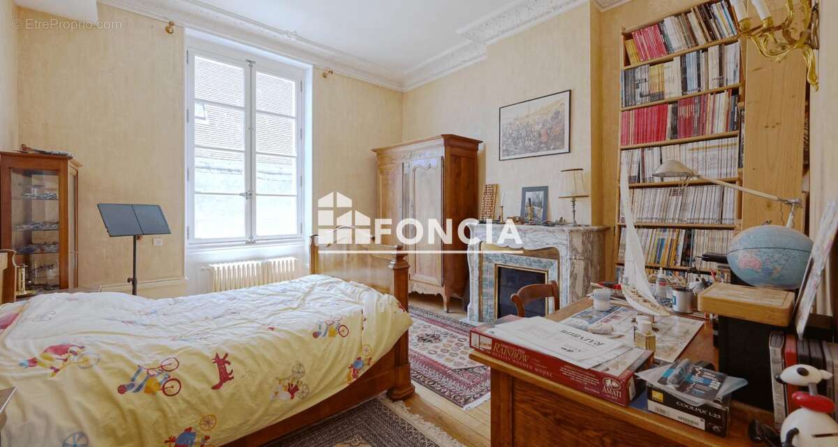 Face à la Cathédrale de Belley, découvrez un appartement bourgeois de 147 m² où parquets en point de Hongrie, moulures d'époque, - photo 9