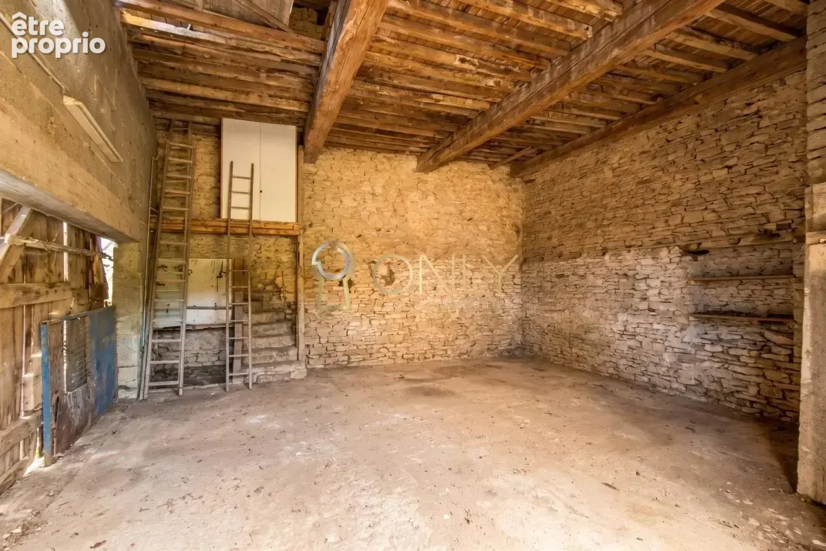 Poleymieux au Mont d'Or - Maison de caractère - 176 M² -  Dépendances - A rénover - photo 4