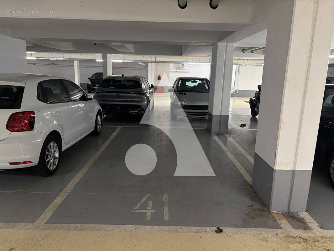 Parking à SAINT-OUEN