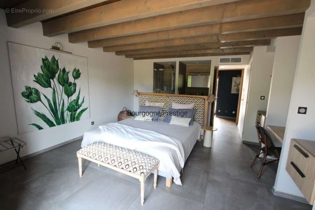 Elegante longere de caractere de 338 m² entierement renovee avec piscine et parc de 3108 m² - photo 20