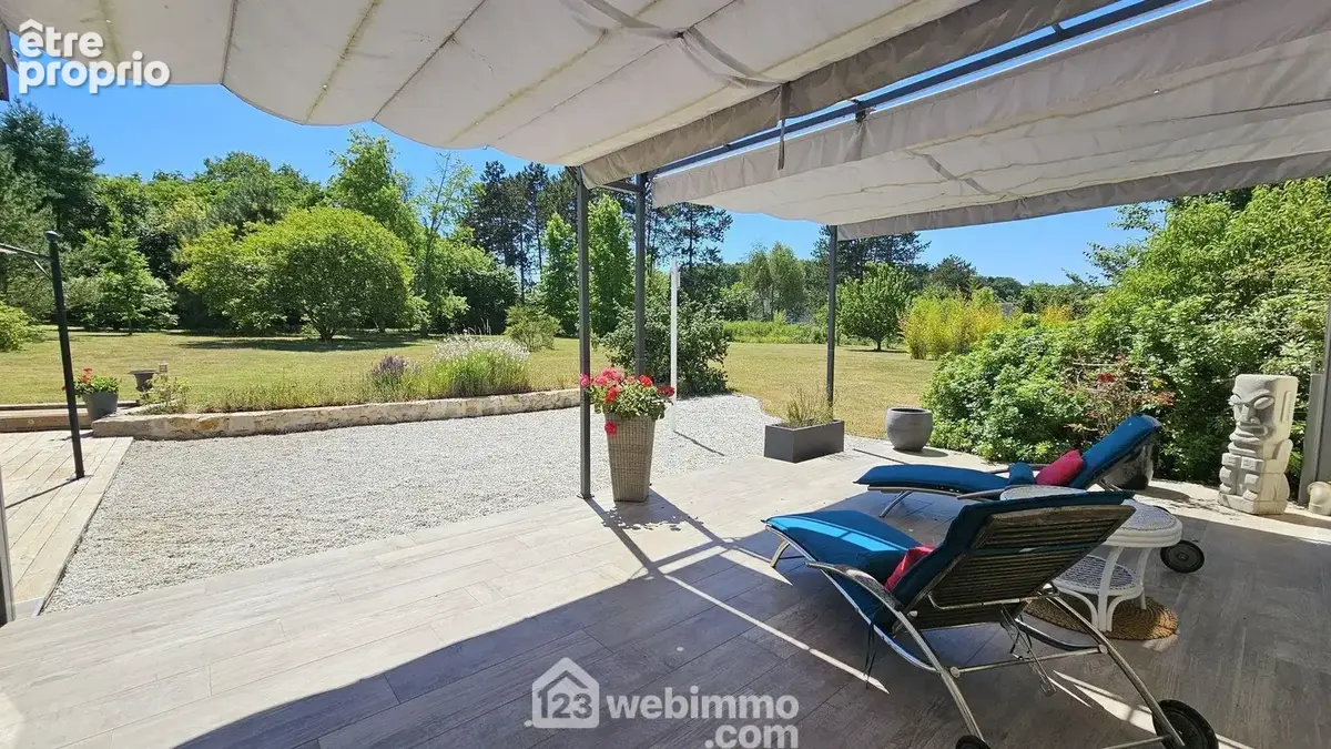 Une terrasse avec une vue uniquement sur la nature.