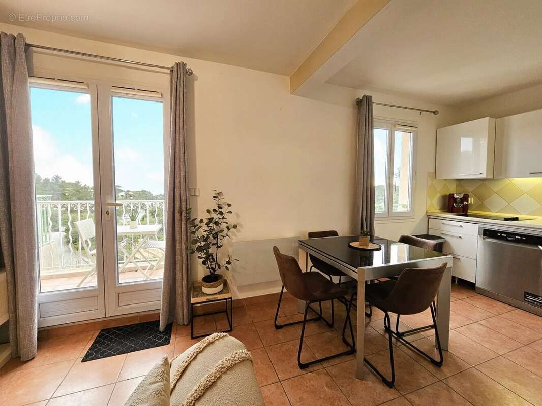 Appartement à ROQUEBRUNE-SUR-ARGENS