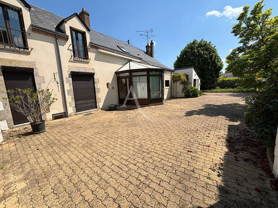 Maison à SAINT-DENIS-DE-L'HOTEL