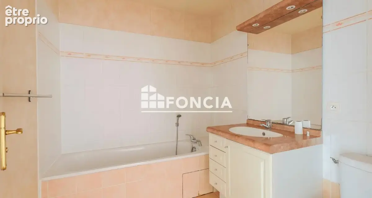 A 2 min du RER A , F2 de 48 m2 avec balcon, terrasse et parking - photo 5