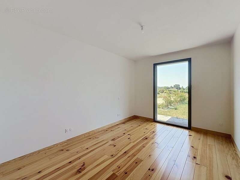Maison à vendre plain-pied en bois de 149 m², 5 pièces, piscine, 2 garages - BERGERAC (24) - photo 11