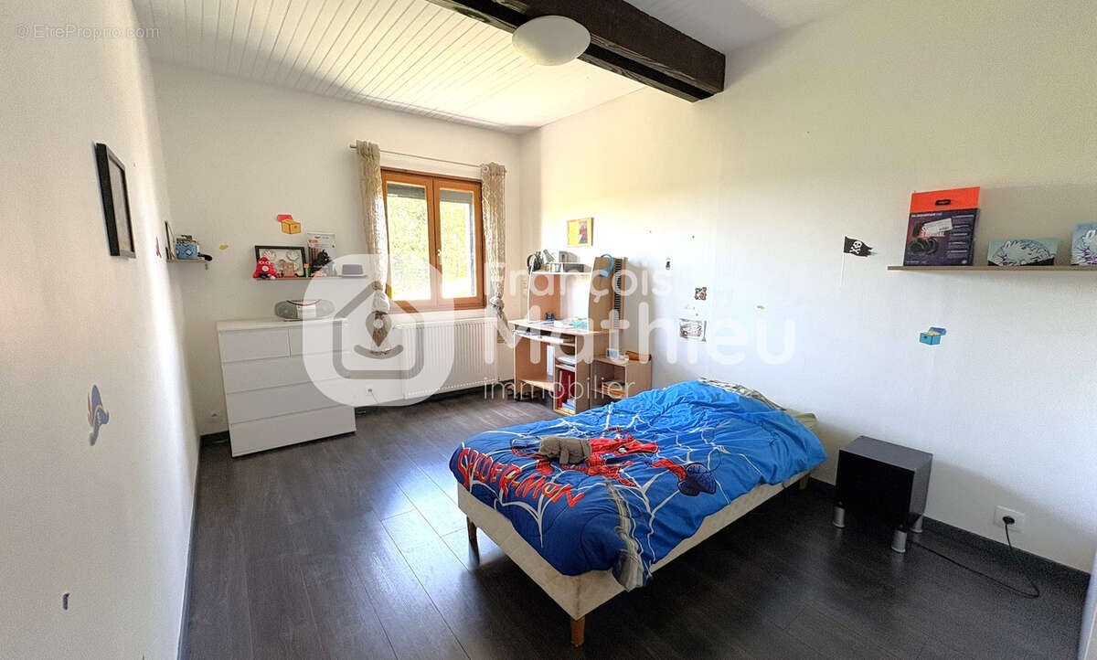 LE PLANTAY - Grande maison 4 chambres et bureau avec grand garage sur 696 m2 de terrain - photo 10