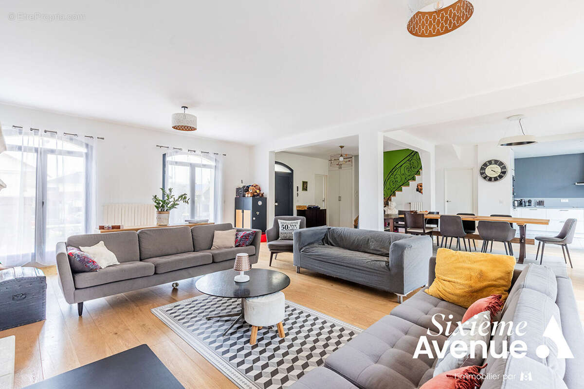 Maison à SAINTE-GENEVIEVE-DES-BOIS