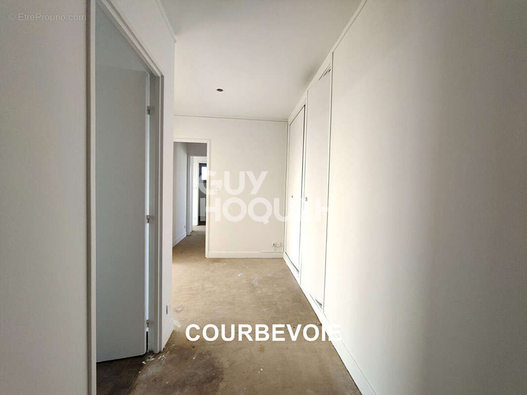 Appartement à COURBEVOIE