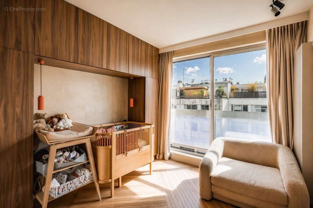 Appartement à PARIS-16E