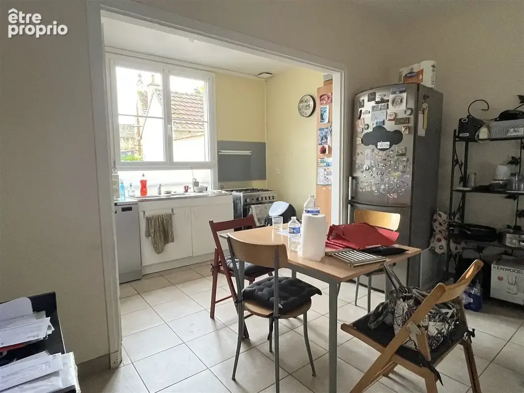 Située au coeur d'un petit village avec commodités et école. Cette maison totalement rénovée vous offre une en - photo 2