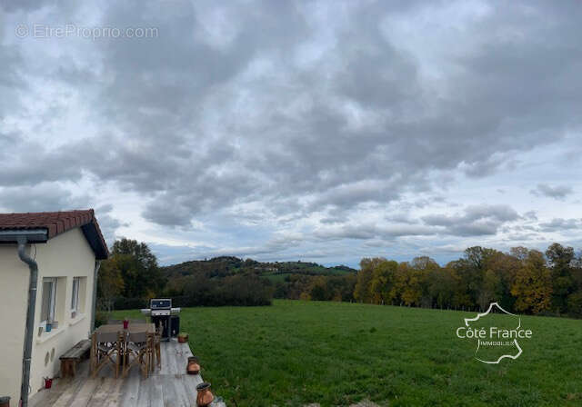 Maison à SAINT-JULIEN-DE-TOURSAC