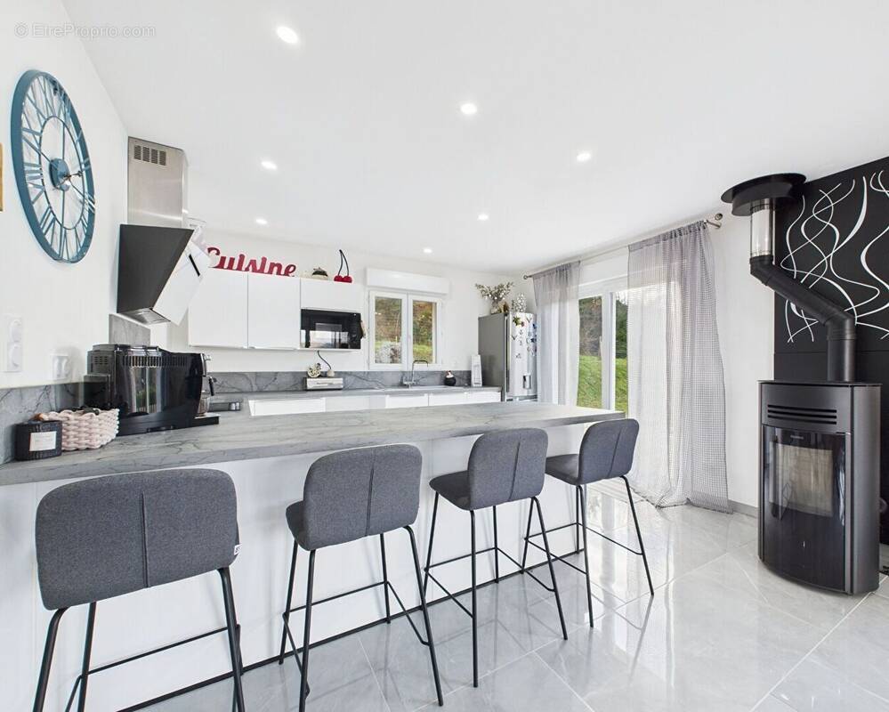 Maison à LE CRESTET