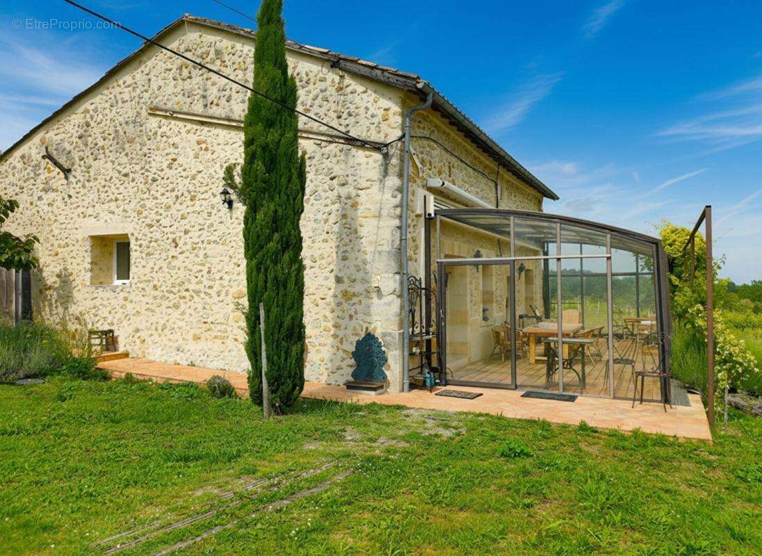 Maison de maitre  300 m² -12 pieces - dependances - photo 5