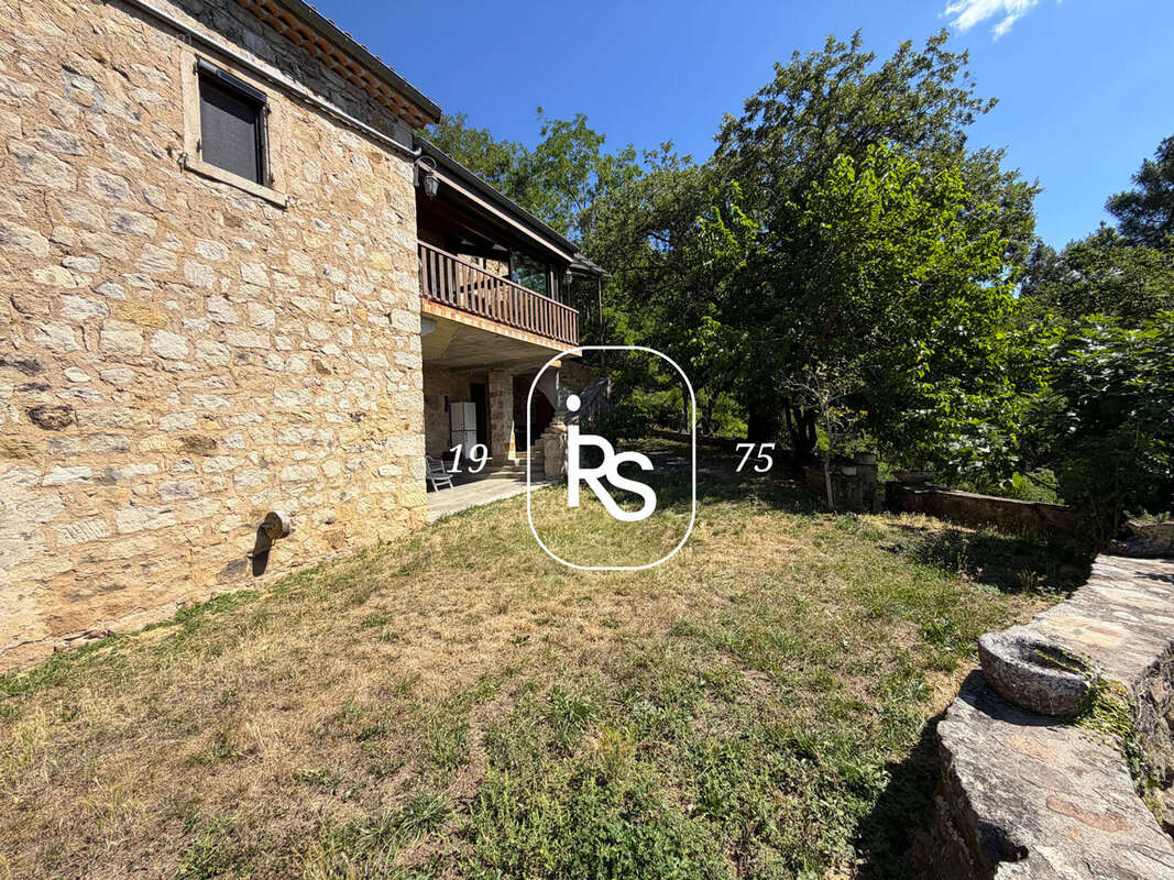 Une maison en pierre de 221 m2 avec 1,83 ha de terrain arboré, une piscine et un accès privé à la rivière. - photo 3