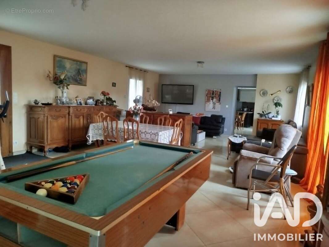Maison 214 m² à Beaumont-Le-Roger  - photo 3