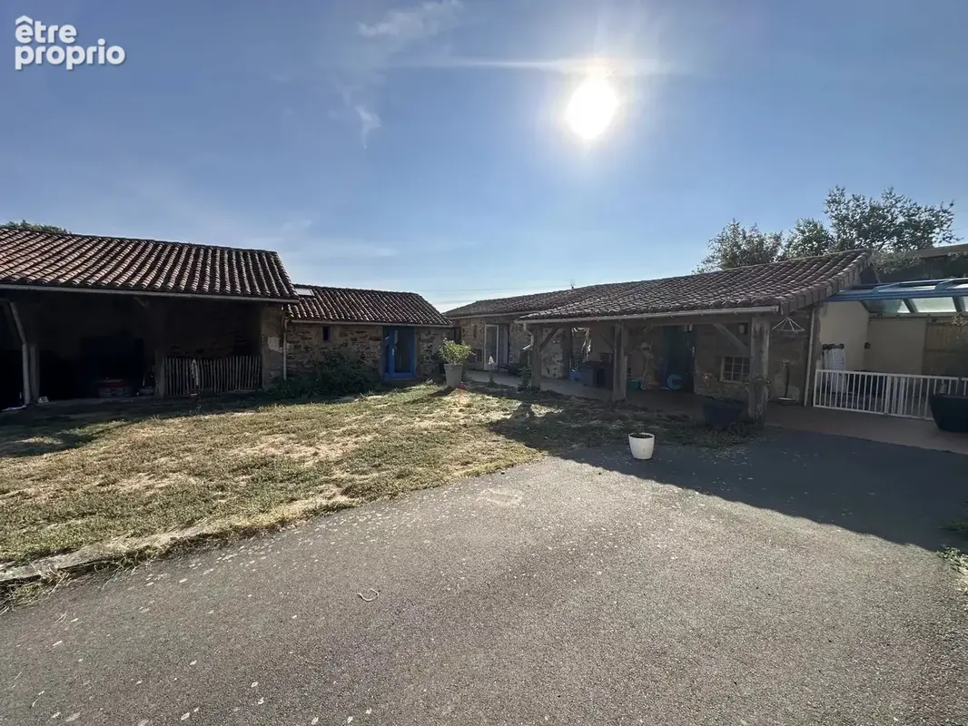 Ancien corps de ferme rénové, 5 chambres + gite + grange de 204 m² et 4 196 m² de terrain - photo 12