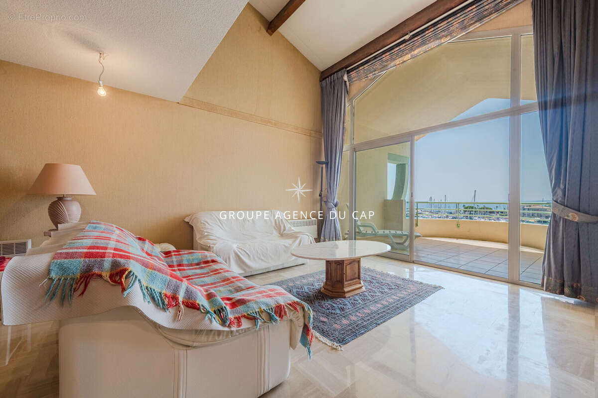 Appartement PORT FRÉJUS  Duplex 115 m² en dernier étage avec terrasse, vue mer, vue port et grand garage - photo 4