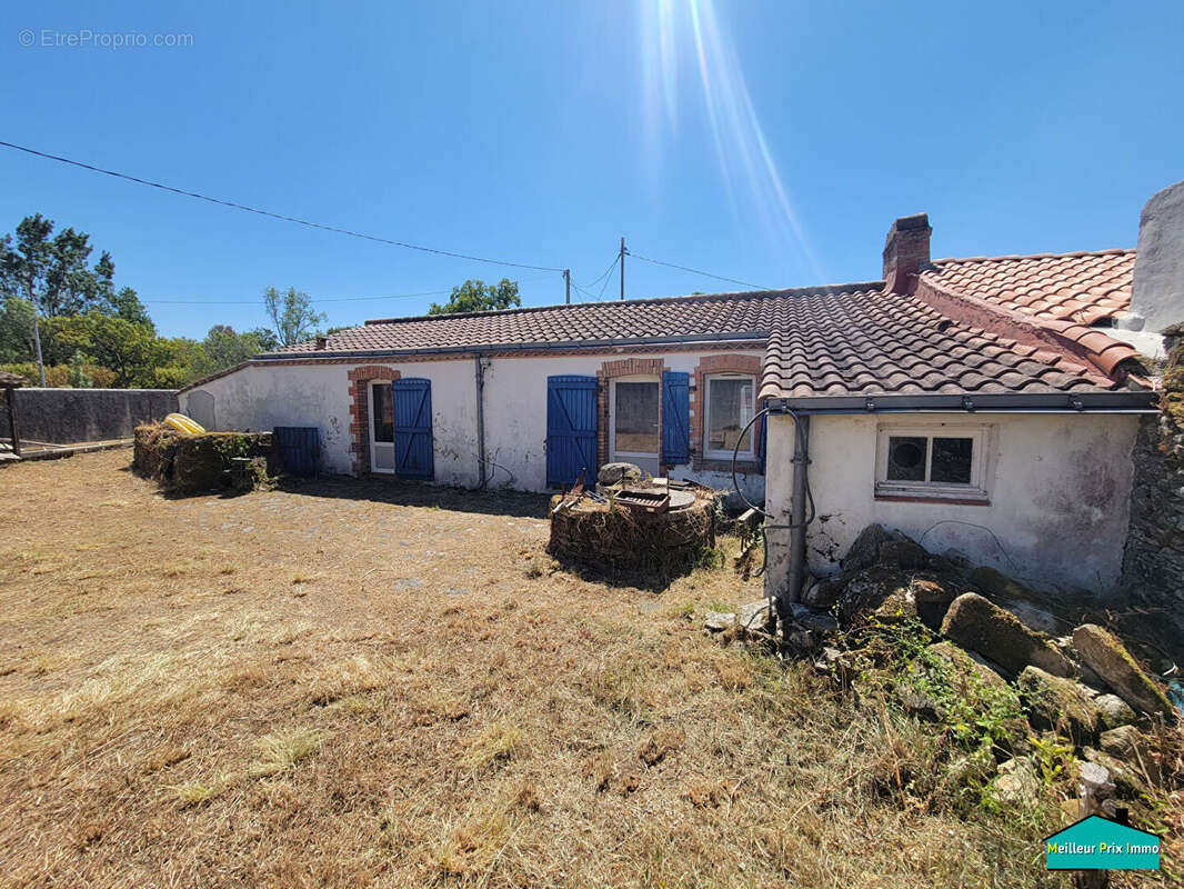 LA GARNACHE Maison à rénover avec four à pain - photo 4