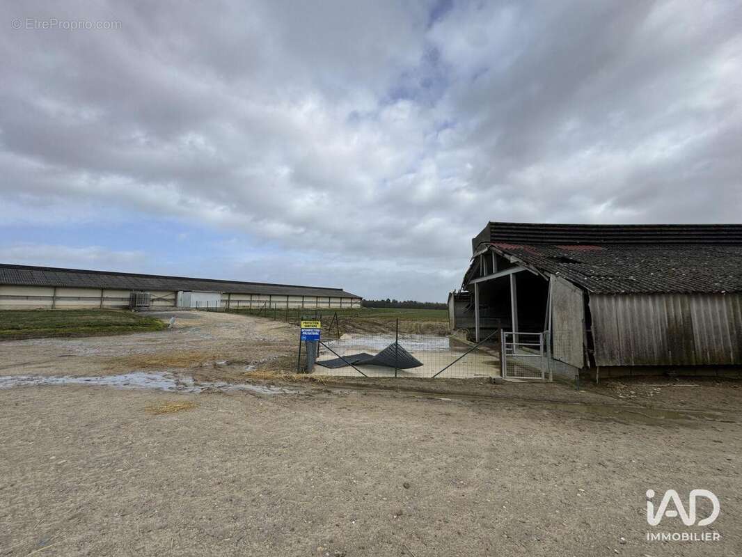 Photo 5 - Commerce à DANGE-SAINT-ROMAIN