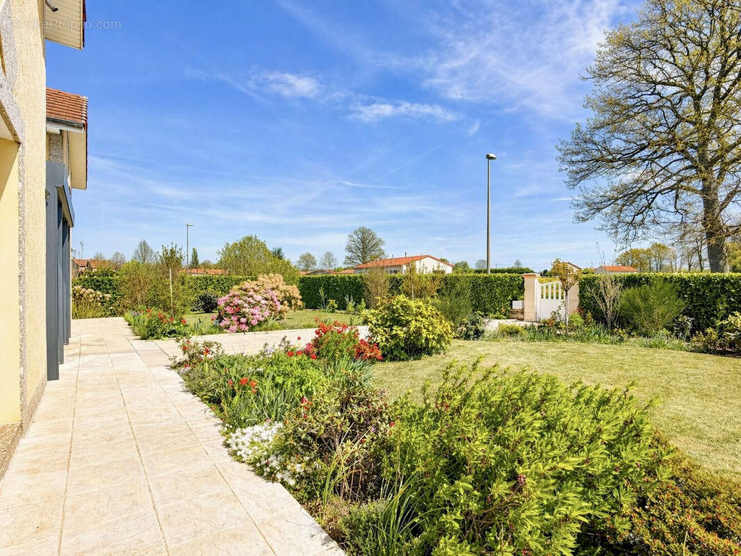 Maison 231 m² à Saint-Georges-De-Mons  - photo 5