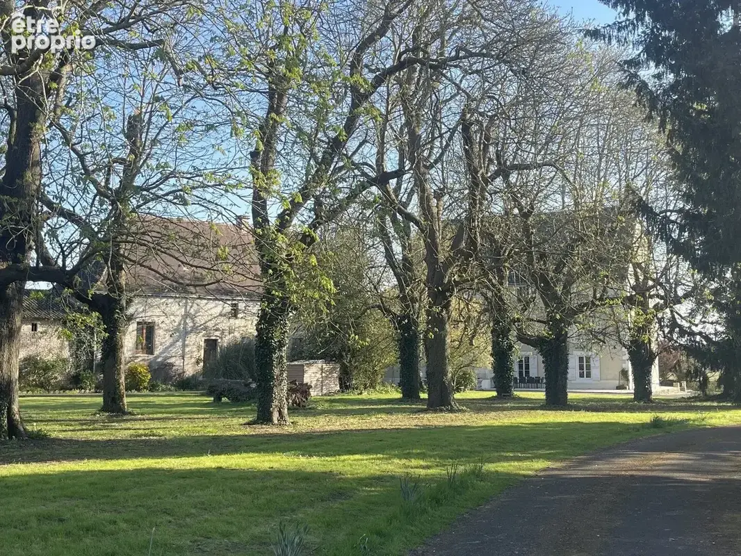 Château avec piscine chauffée,  vastes dépendances, possibilité chambres d'hôtes - photo 16