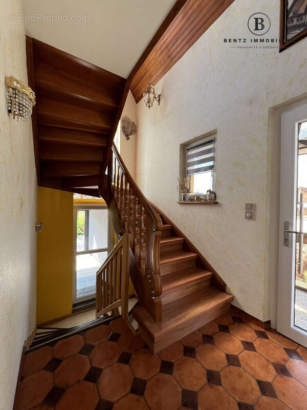 Accès Etage et Sous-Sol - Maison à HOLTZHEIM