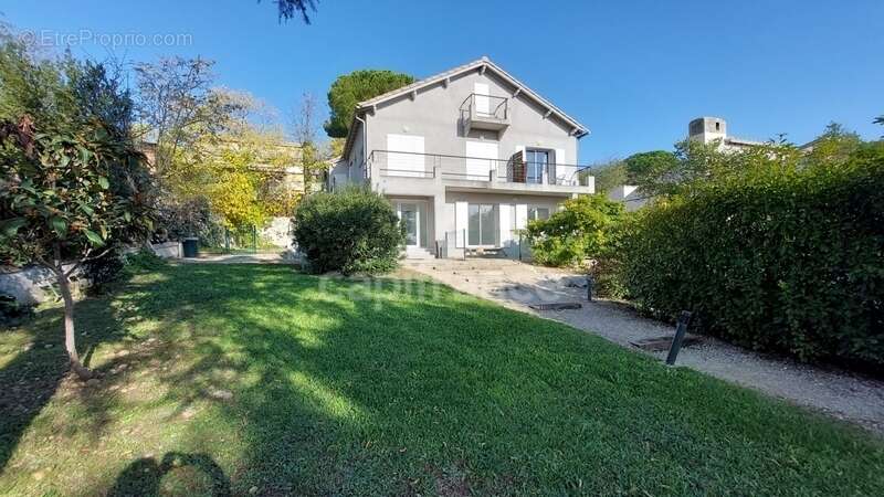 Appartement à VILLENEUVE-LES-AVIGNON