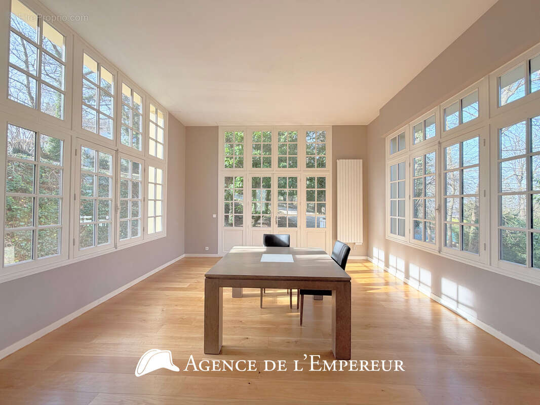 Demeure dans le Parc de la Malmaison, parcelle de 3 000 m2 - photo 5