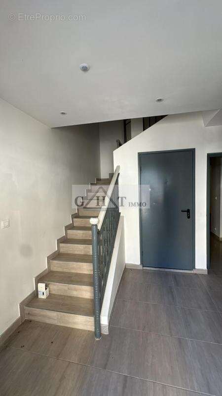 Immeuble a vendre entièrement rénové – 3 logements – saint-denis - photo 2