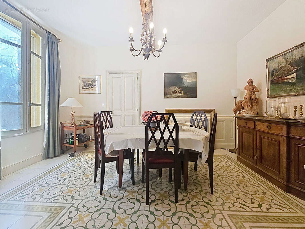 Avignon intra-muros. Maison de ville Avignon 9 pièces 220 m2 - photo 3