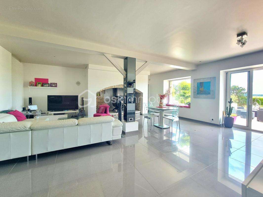 Charmante maison en pierre, 8 pièces, 4 chambres, garage, annexes, piscine !!! - photo 3