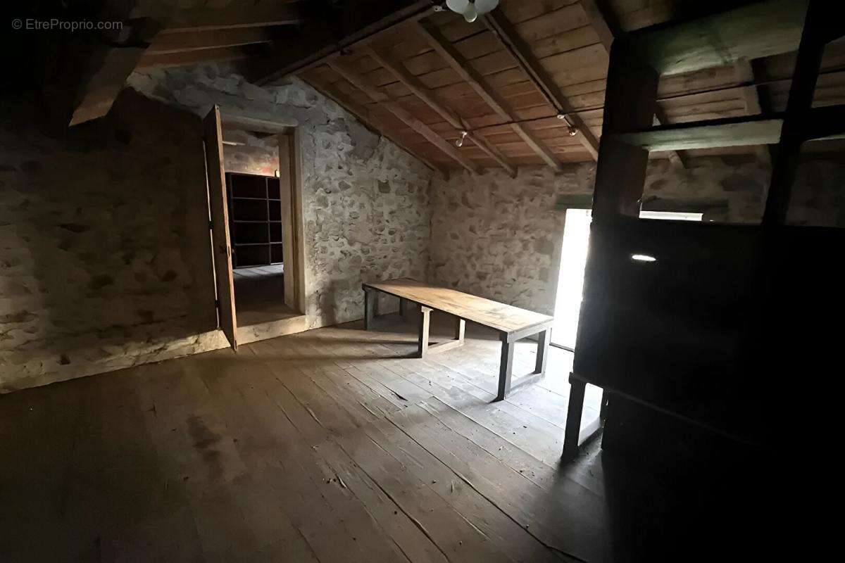 Maison à POULE-LES-ECHARMEAUX