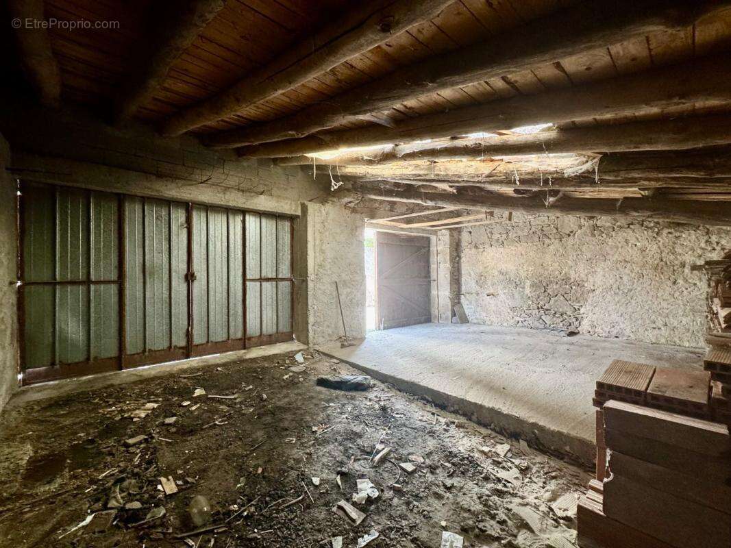 Parking à SAINT-SALVY-DE-LA-BALME