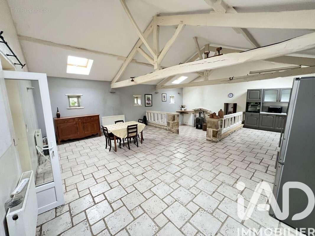 Maison 202 m² à Payroux  - photo 2