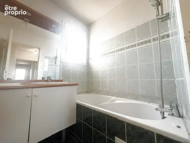 Un appartement qui coche toutes les cases  dernier étage, ascenseur, deux terrasses, vue dégagée et box fermé - photo 9
