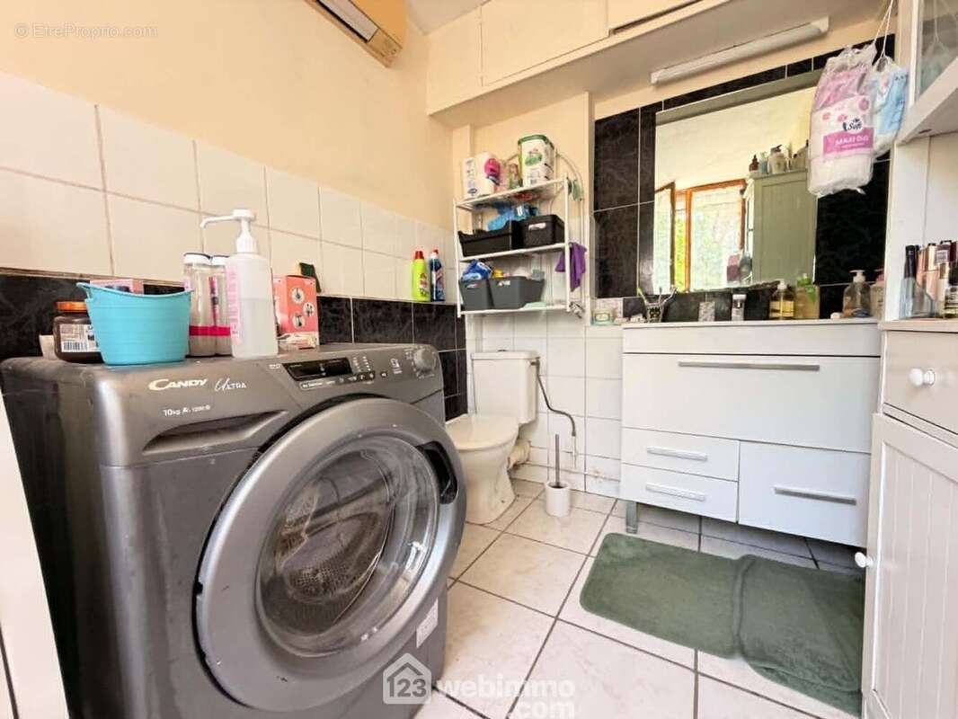 La salle de bains avec vasque sur meuble, branchement machine à laver et ... - Maison à LAON