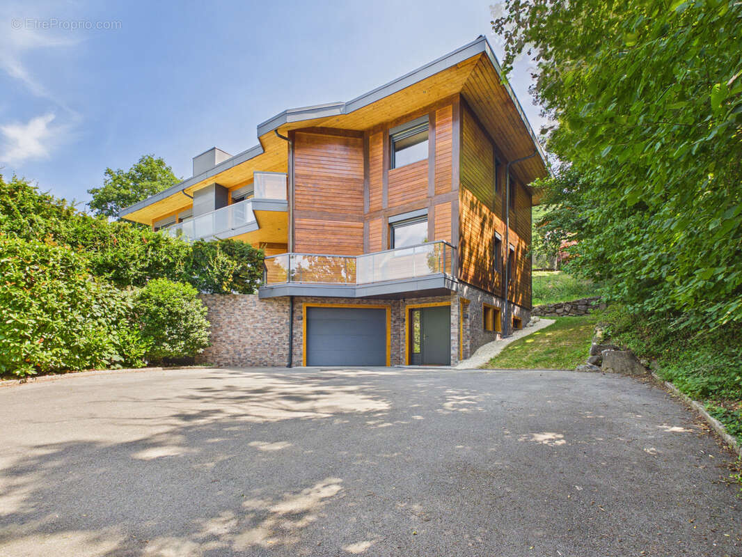 LUCINGES - Maison d'architecte contemporaine de 7 pièces avec piscine. - photo 9