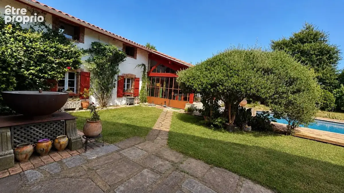 Superbe maison de caractere du 18ème de type t7 de 275 m2 + exceptionnelle dependance de 117 m2 comprenant veranda, open space,  - photo 30