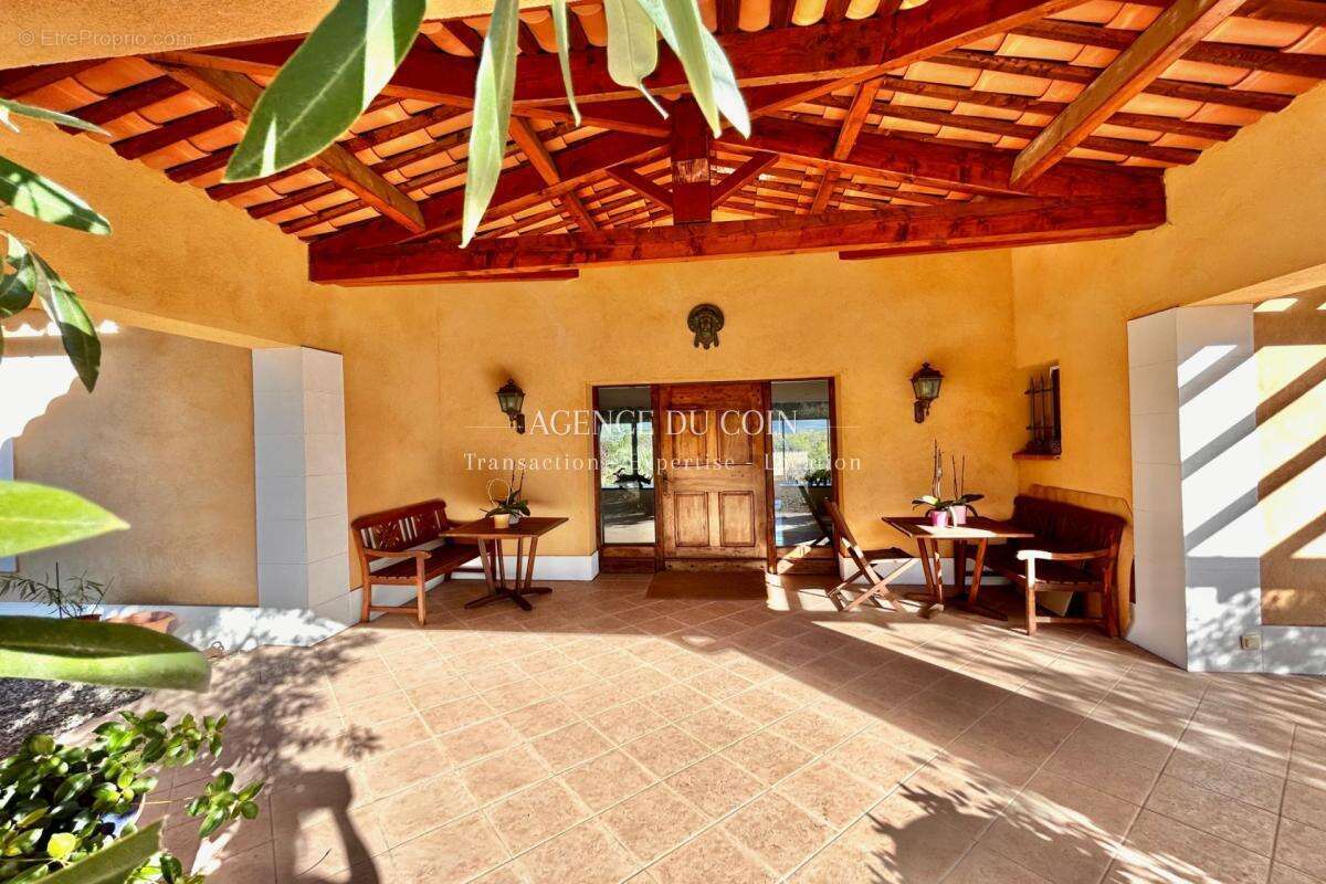 Propriété située à Draguignan, avec une architecture charman - photo 4