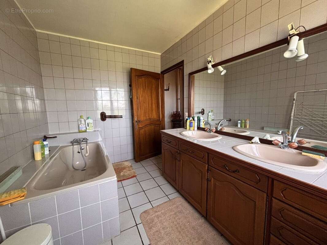 salle de bain RDC - Maison à CAHORS