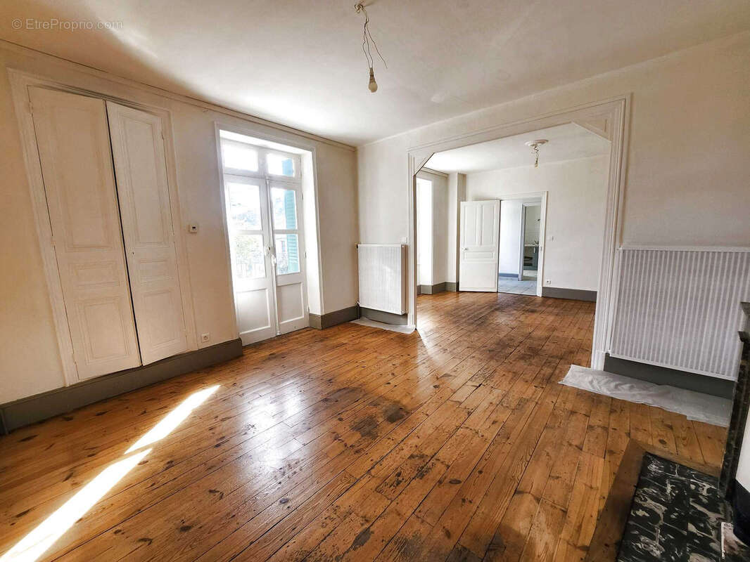 Maison à SAINT-LAURENT-DU-PAPE